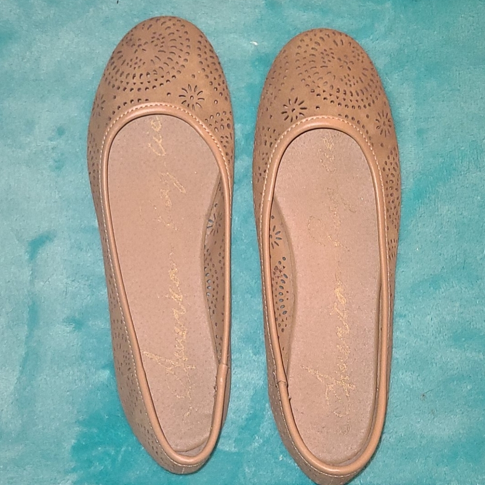 Tan ballet flats 🥿